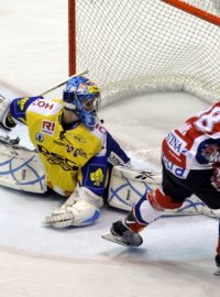 Utkání 44. kola hokejové extraligy HC ČSOB Pojišťovna Pardubice - PSG Zlín 29. ledna v Pardubicích. Pardubický hráč Jan Kolář dává při samostatném nájezdu vítězný gól