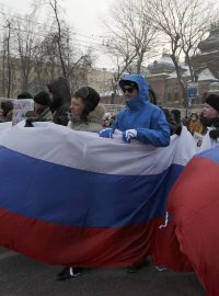 Pochodující odpůrci Vladimira Putina nesou ruskou vlajku