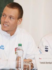 Tomáš Berdych (vlevo) a Radek Štěpánek budou moct stejně jako ostatní využít služeb jestřábího oka