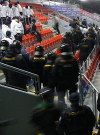 Nácvik policejního zásahu na plzeňském stadionu