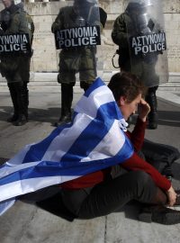 V Aténách pokračuje generální stávka a protesty.