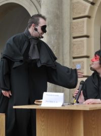 Protest studentů právnické fakulty v Plzni měl formu soudního procesu s akademickými svobodami