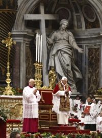 Papež Benedikt XVI. odslouží slavnostní mši v chrámu svatého Petra ve Vatikánu