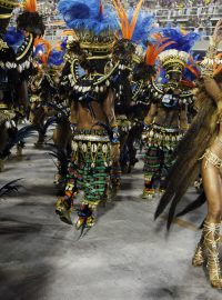 Karneval v Rio de Janeiro. Vystoupení jedné ze škol samby na sambadromu