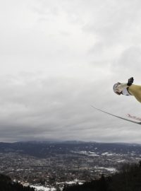 Závody Světového poháru v severské kombinaci 25. února v Liberci. Pavel Churavý z ČR při provizorním skoku. Kvůli větru se na Ještědu skákalo na malém můstku HS 100 a pro závod se počítalo sobotní provizorní kolo