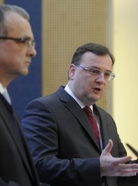 Premiér Petr Nečas a ministr financí Miroslav Kalousek na tiskové konferenci po poradě ekonomických ministrů vlády