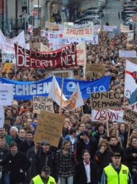 Studentská demonstrace přechází za asistence policie přes most k Úřadu vlády