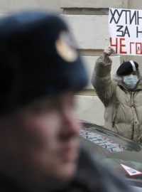 Nehlasujte pro Putina hlásá cedule jednoho z protiputinovských demonstrantů