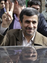 Íránský prezident Mahmúd Ahmadínežád po odhlasování v pátečních parlamentních volbách