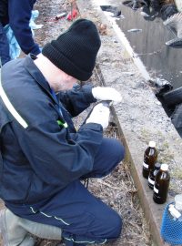 Odborníci odebírají vzorky vody, která zůstala v silážní jámě po požáru pneumatik