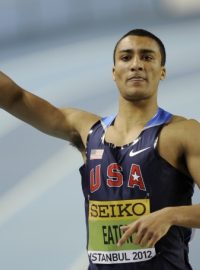 Americký sedmibojař Ashton Eaton oslavuje zlato z HMS a světový rekord