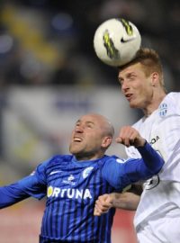 Utkání 20. kola první fotbalové ligy: Slovan Liberec - FK Mladá Boleslav, 10. března v Liberci. Jiří Štajner z Liberce a Tomáš Janíček (vpravo) z Boleslavi