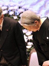 Japonský císař Akihito a císařovna Mičiko na pietním aktu v tokijském Národním divadle