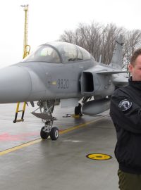 Pilot Jaroslav Tomaňa u letounu JAS 39 gripen