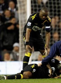 Fabrice Muamba zkolaboval během utkání Anglického poháru a je v kritickém stavu v nemocnici
