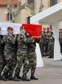 Nicolas Sarkozy na pohřbu tří zavražděných parašutistů v Montaubanu