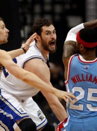 Minnesota Timberwolves forward Kevin Love (C) and guard Luke Ridnour (13) defend against Los Angeles Clippers guard Mo Williams (25) during the second half of their NBA basketball game