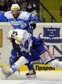 Semifinále play off hokejové extraligy, 1. zápas HC Plzeň 1929 - HC Kometa Brno 26. března v Plzni. Tomáš Vlasák z Plzně (vzadu) a Tomáš Svoboda z Komety Brno