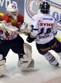 Semifinále play off hokejové extraligy - 5. zápas: HC ČSOB Pojišťovna Pardubice - Bílí Tygři Liberec, 1. dubna v Pardubicích. Pardubický Martin Růžička (vlevo) a lieberecký Daniel Špaček