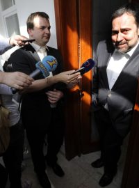 Předseda strany Radek John hovoří s novináři v průběhu jednání grémia Věcí veřejných