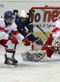 Čeští junioři podlehli na MS USA. Zleva Jakub Houfek brání Ryana Hartmana, situaci kontroluje brankář Marek Langhamer