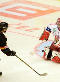 Utkání hokejové Euro Hockey Challenge Česká republika - Německo 14. dubna v Českých Budějovicích. Brankář Jakub Kovář nasazený na samostatné nájezdy vyráží střelu Patricku Reimerovi z Německa.