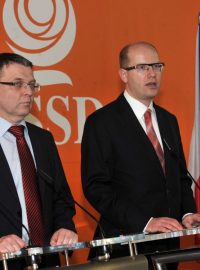 Předseda ČSSD Bohuslav Sobotka a místopředseda Poslanecké sněmovny Lubomír Zaorálek