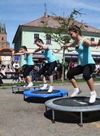 Ukázka tzv. jumpingu instruktorkami Profi Fitness Millenium Rakovník