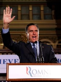 Republikánský prezidentský kandidát Mitt Romney zdraví své příznivce