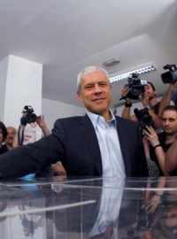 Bývalý srbský prezident a lídr Demokratické strany Boris Tadic vhazuje do volevní urny v centru Bělěhradu svůj hlas