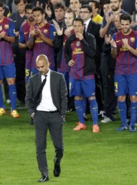 Barcelona&#039;s coach Pep Guardiola is applauded by his players in their last match at Nou Camp after their Spanish first division soccer match against Espanyol at Nou Camp stadium in Barcelona  May 5, 2012