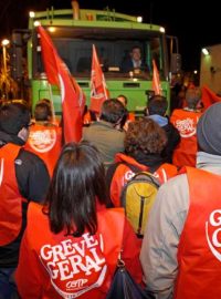 Portugalští pracující blokují cestu popelářskému vozu v portugalském Lisabonu v předvečer generální stávky