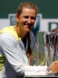 Tenistka Victoria Azarenková s trofejí za vítězství na turnaji v Indian Wells