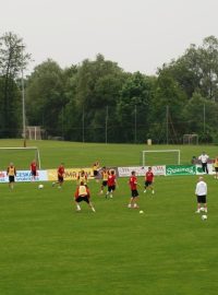 Čeští fotbalisté si zkoušejí trávník v Bad Waltersdorfu