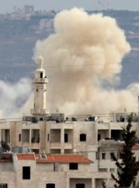 Kouř stoupá nad městem Idlib po útoku syrské armády