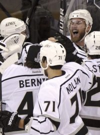 Los Angeles Kings&#039; Jeff Carter  celebrates his game-winning goal in overtime against the New Jersey Devils with teammates in Game 2 of the NHL Stanley Cup hockey final in Newark, New Jersey, June 2, 2012