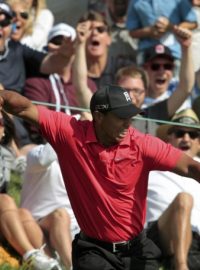 Takhle se americký golfista Tiger Woods raduje ze 73. triumfu na okruhu PGA v kariéře
