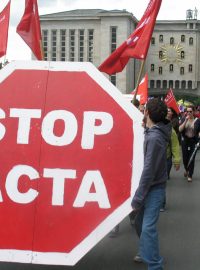 Demonstrace proti dohodě ACTA v Bruselu 9. 6. 2012