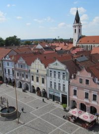 Pohled jako malovaný, a to z ochozu radniční věže směrem na Masarykovo náměstí a kostel Panny Marie Královny a sv. Jiljí