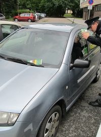 Automobil a policejní hlídka