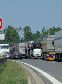 Uzavírka tunelu Panenská na čas zablokovala dálnici D8 - kolona, kamiony, zácpa