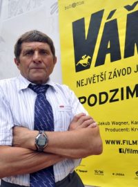 Josef Váňa s plakátem zvěstujícím dokument o jeho životě