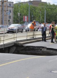 Propadlá silnice v pražských Dejvicích. Čtyřmetrový propad je pět metrů hluboký