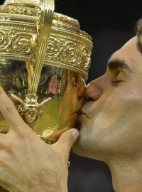 Švýcarský tenista Roger Federer líbá trofej pro vítěze Wimbledonu