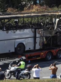 Autobus zničený při včerejším útoku sebevražedného atentátníka na letišti v Burgasu