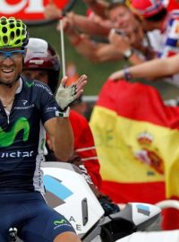 Španělský cyklista Alejandro Valverde slaví triumf v 17. etapě Tour de France