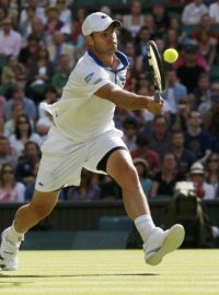 Andy Roddick of the U.S. hits a return to David Ferrer of Spain during their men&#039;s singles tennis match at the Wimbledon tennis championships in London June 30, 2012