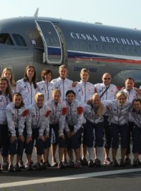 Letadlo s českými sportovci na olympijské hry do Londýna odletělo 24. července z pražského vojenského letiště Kbely. Na snímku je tým basketbalistek.