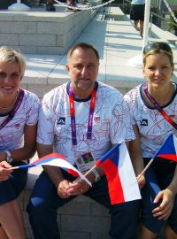 Trenér českých basketbalistek Lubor Blažek v olympijské vesnici s Hanou Horákovou (vlevo) a Evou Vítečkovou