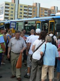 Na provizorních zastávkách panoval mírný chaos. S orientací lidem pomáhali zaměstnanci dopravního podniku.